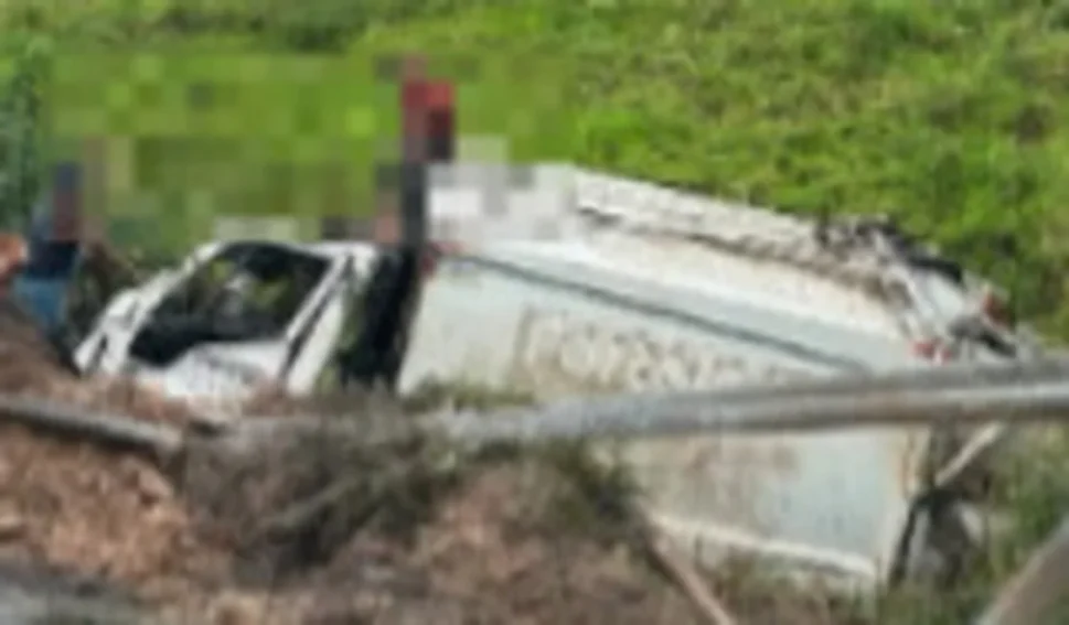 Caminhão sai da pista e duas pessoas ficam feridas, em Murici