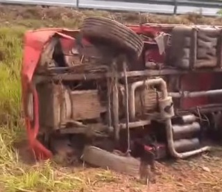 [Vídeo] Motorista perde o controle e caminhão tomba em trecho da BR-101, em Alagoas