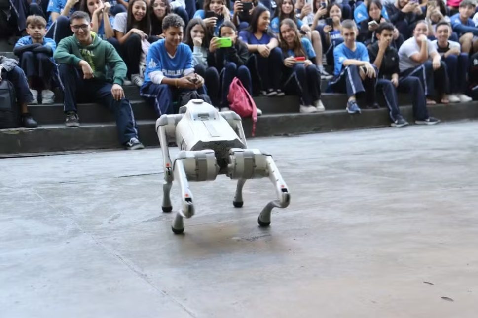 Cão-robô com IA participará de testes para ajudar em segurança de escolas paulistas