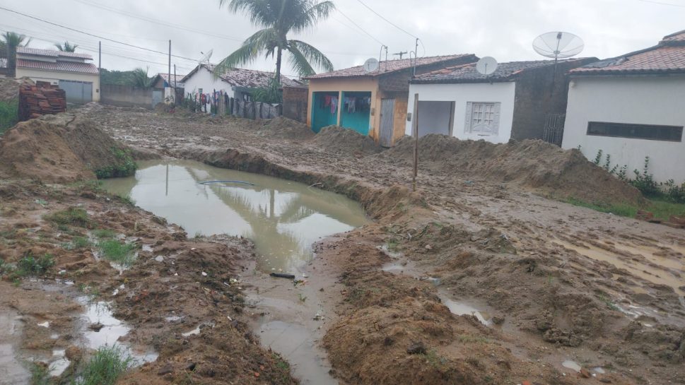 [Áudio e vídeos] Ruas intransitáveis causam transtornos aos moradores do bairro São Francisco, em Palmeira dos Índios
