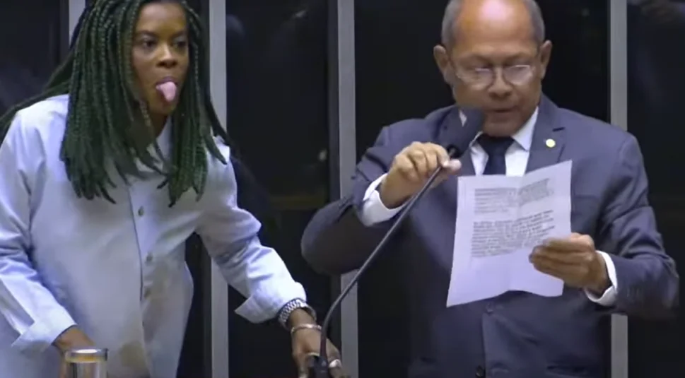 Durante sessão na Câmara, deputada do PT mostra a língua para parlamentar do PL
