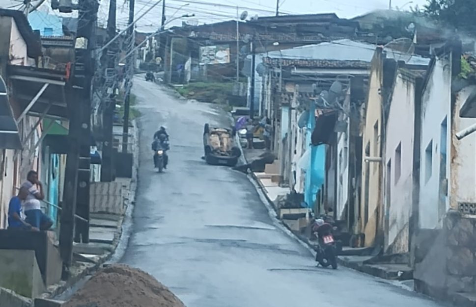 Carro capota em ladeira de Palmeira dos Índios