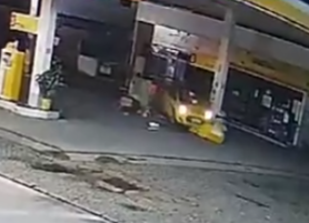 [Vídeo] Carro atinge e arranca bomba de combustíveis, em Arapiraca