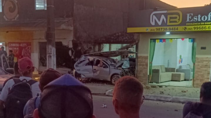 [Vídeo] Perseguição policial termina em acidente e duas mortes, em Maceió