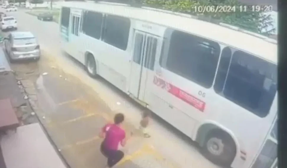 [Vídeo] Responsáveis por criança que bateu em ônibus, em Penedo, serão investigados