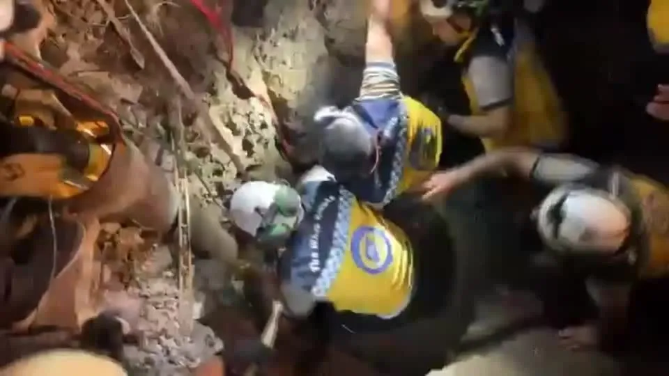 [Vídeo] Criança é resgatada após ficar presa por várias horas em um poço, na Síria