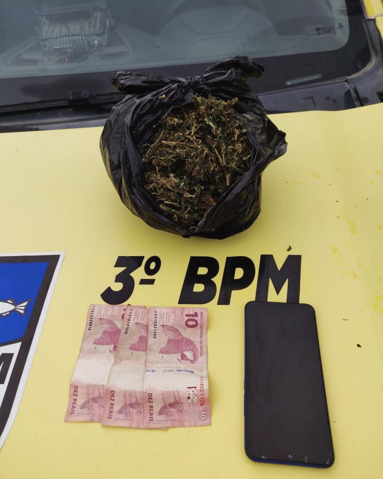 Suspeito de tráfico de drogas é preso pela PM próximo de escola em Feira Grande