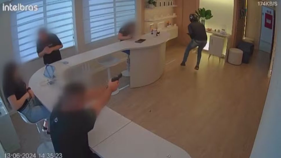 [Vídeo] Empresário reage a assalto e atira em suspeito, no Paraná