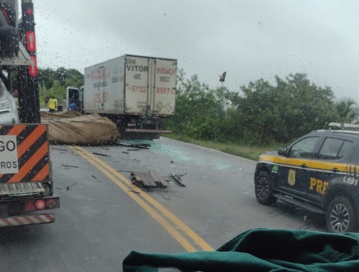 [Vídeo] Dois caminhões colidem em trecho da BR-101, em Junqueiro