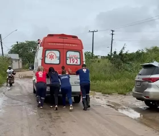 [Vídeo] Funcionários do Samu são gravados empurrando ambulância de Palmeira dos Índios