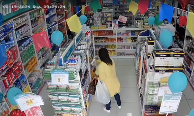 [Vídeo] Câmera registra mulher furtando produto de farmácia, em Palmeira dos Índios