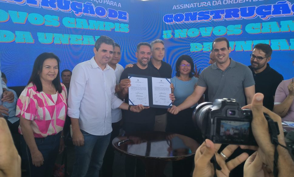 [Vídeos] Cumprindo agenda em Palmeira, Paulo Dantas assina ordens de serviço e fala sobre investimentos na Educação e sobre hospital