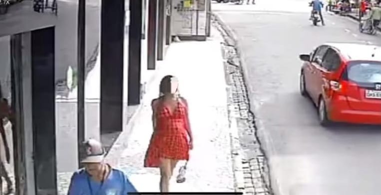 [Vídeo] Mulher grávida furta loja de roupas, em Palmeira dos Índios