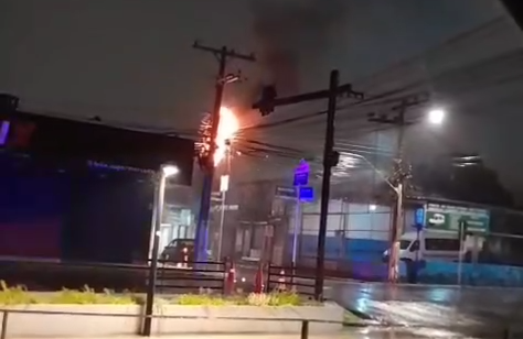 [Vídeo] Fogo em postes danifica fiações de internet, em Arapiraca