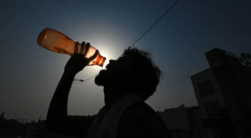 Capital da Índia raciona fornecimento de água em meio a calor de 50°C e dezenas de mortes