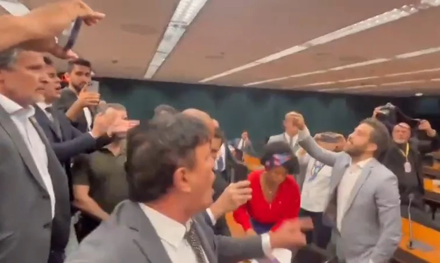 [Vídeo] Processo contra Janones é arquivado e deputados se envolvem em confusão