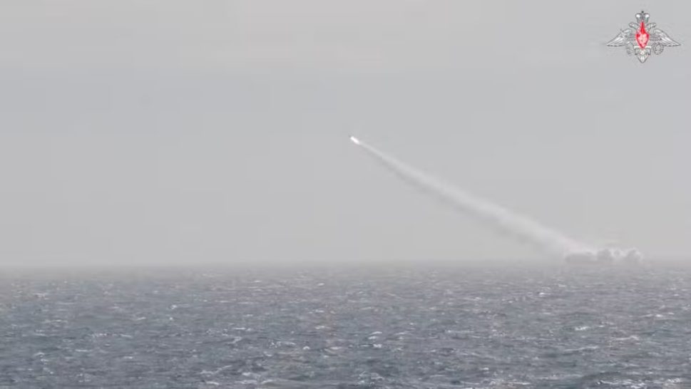 [Vídeo] Submarinos nucleares russos disparam mísseis durante exercícios militares