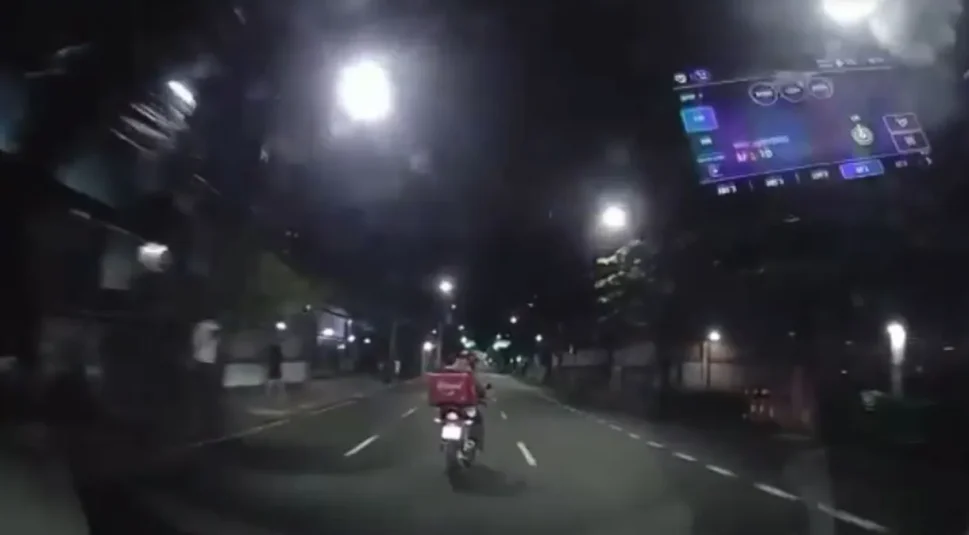 Vídeo mostra momento em táxi colide com moto e causa a morte do condutor, no RJ