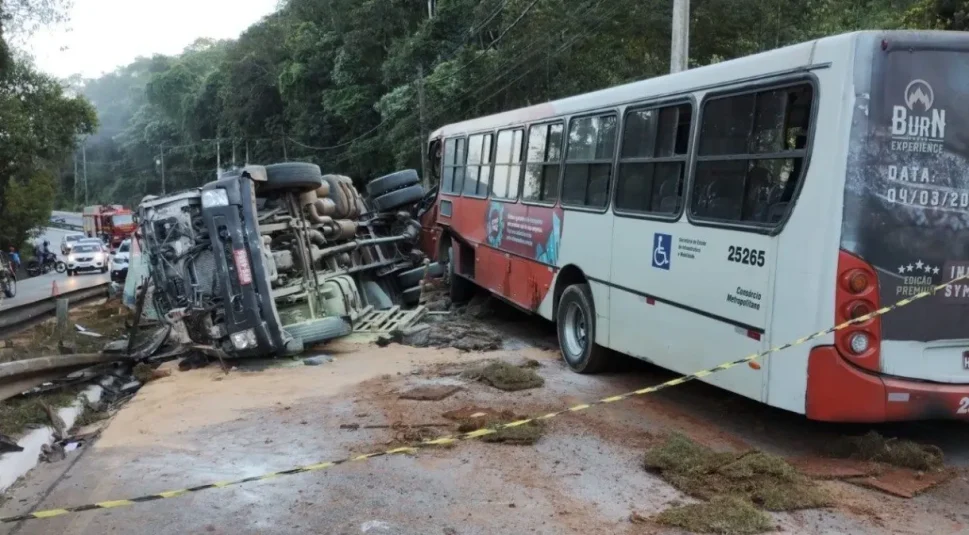 Mulher entra em trabalho de parto durante congestionamento provocado por acidente, em MG