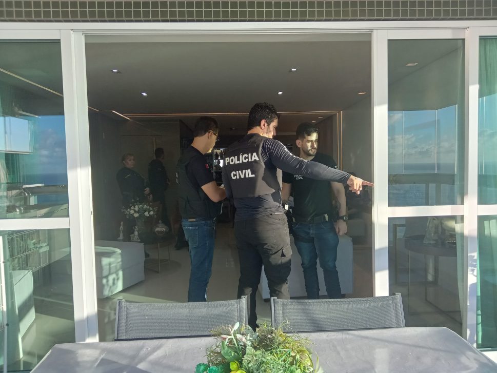 [Vídeo] Polícia realiza operação contra ex-síndico suspeito de desviar dinheiro de condomínio de luxo, em Maceió