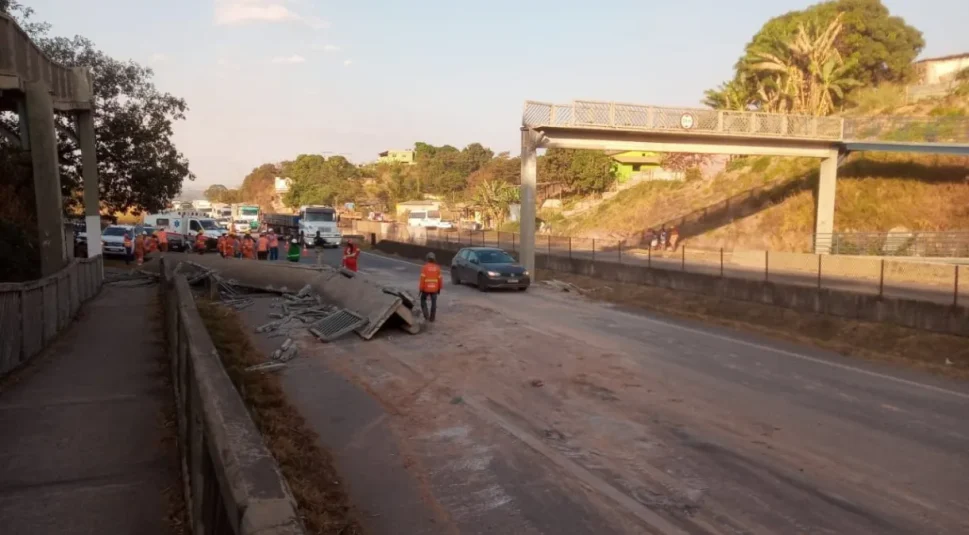 Carreta atinge passarela de pedestres e estrutura desaba, em Minas Gerais