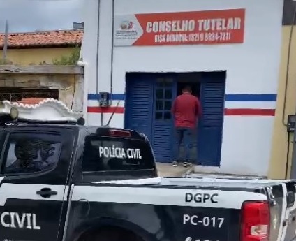 [Vídeo] Polícia apreende celular de conselheiro tutelar suspeito de vazar informações para acusado de estupro