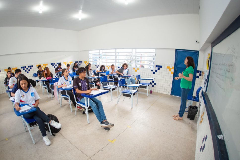 Governo de Alagoas paga retroativo do Piso Nacional da Educação para 2.745 professores