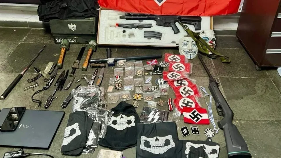 Polícia prende jovem com mais de 100 materiais com símbolos nazistas, em SP