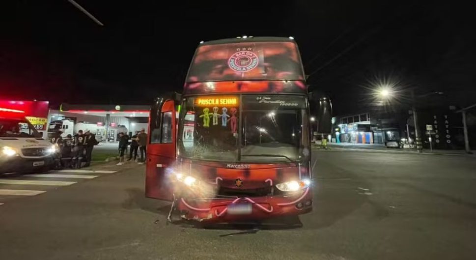Jovem morre ao bater moto em ônibus da cantora Priscila Senna, em Sergipe