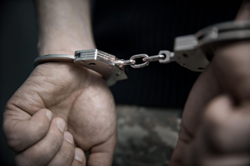 Homem é flagrado saindo de ponto de drogas, tenta fugir da polícia e acaba preso, em Arapiraca