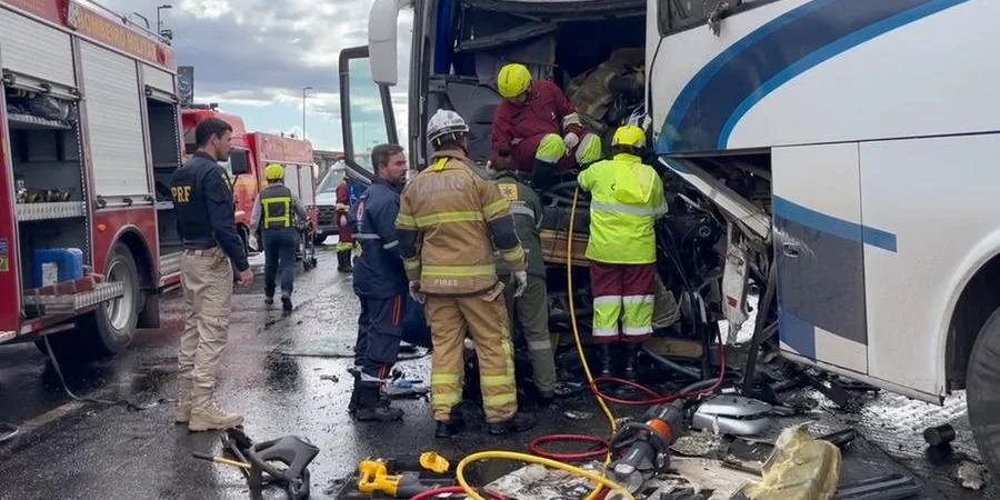 [Vídeo] Acidente com dois ônibus e uma caminhonete deixa 12 feridos, em Porto Alegre