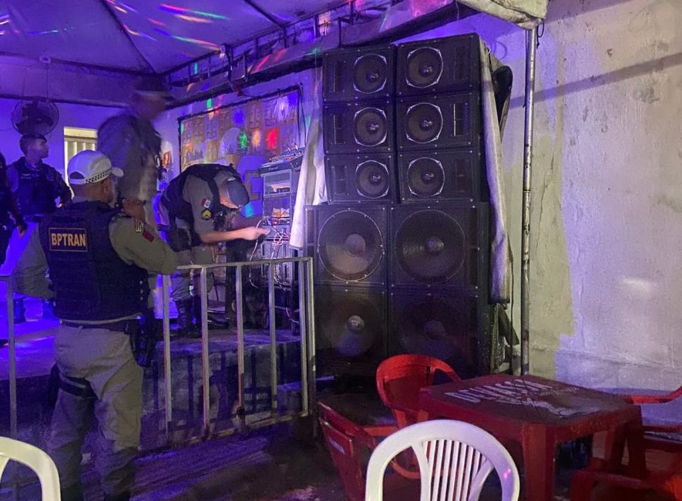 Polícia apreende 13 aparelhos de som durante operação “Na Base do Sossego”, em Maceió