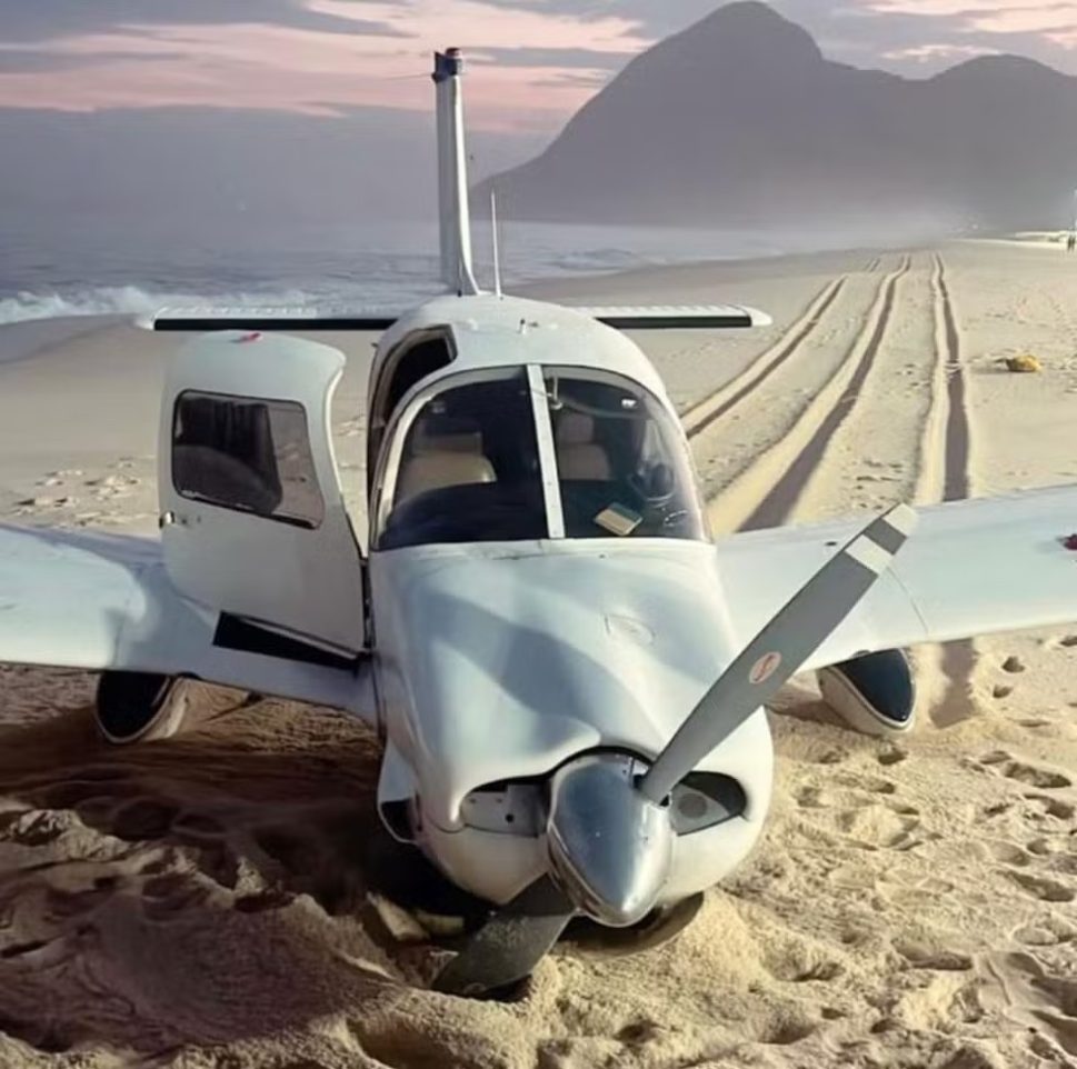 [Vídeo] Avião com presidente da OAB do ES faz pouso forçado em praia após motor parar em pleno voo