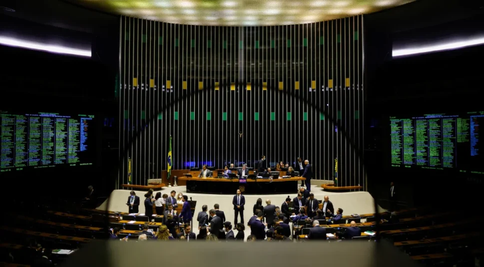 Eleições 2024 contam com 83 deputados candidatos, incluindo 18 mulheres