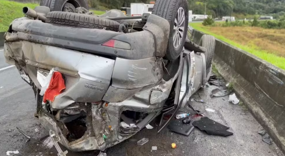Dunga, ex-técnico da Seleção Brasileira, e esposa ficam feridos após carro capotar no Paraná