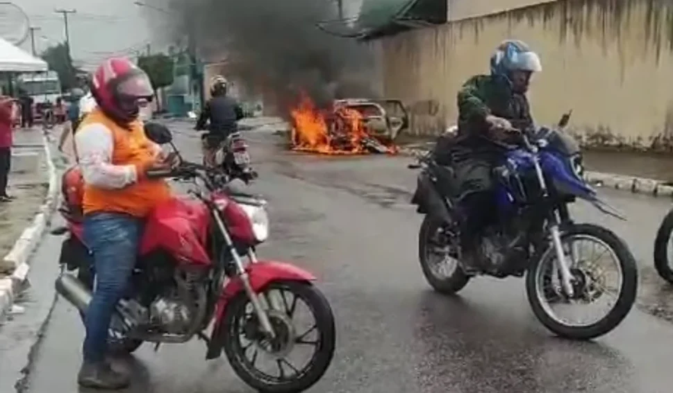 Carro se torna foco de incêndio em avenida de Arapiraca