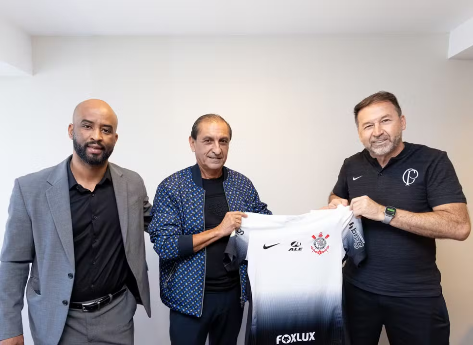 Técnico Ramón Díaz é oficializado no Corinthians e pede união: “Precisamos de resultados”