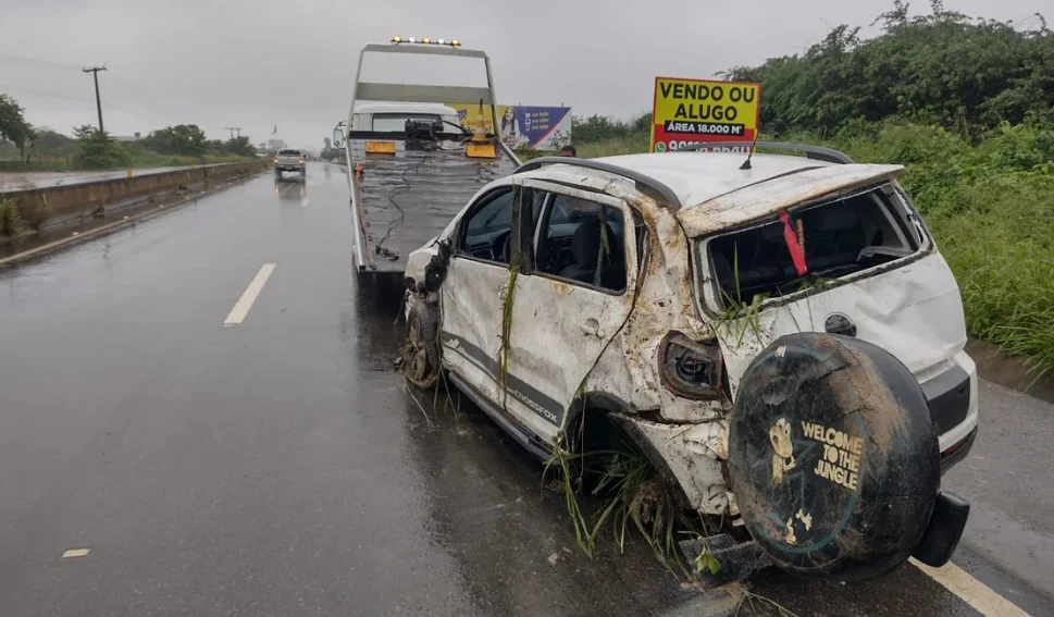 Carro tomba após motorista perder o controle, em Arapiraca