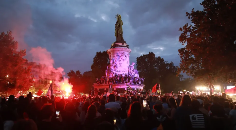 França: Ultradireita não terá maioria absoluta no Parlamento, indicam pesquisas