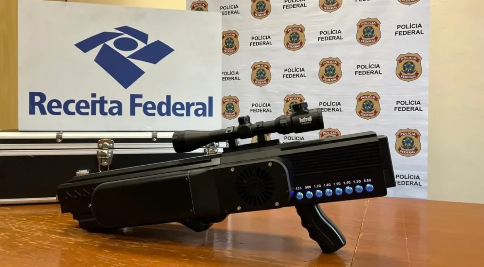 PF e Receita Federal prendem homem que importou ilegalmente fuzil anti-drones