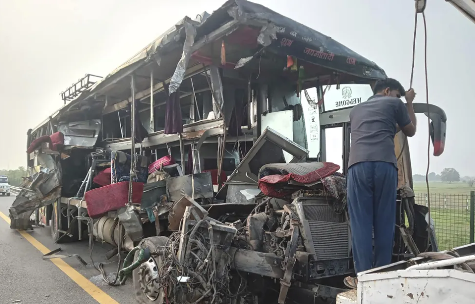 Batida entre ônibus e caminhão de leite deixa 18 mortos na Índia