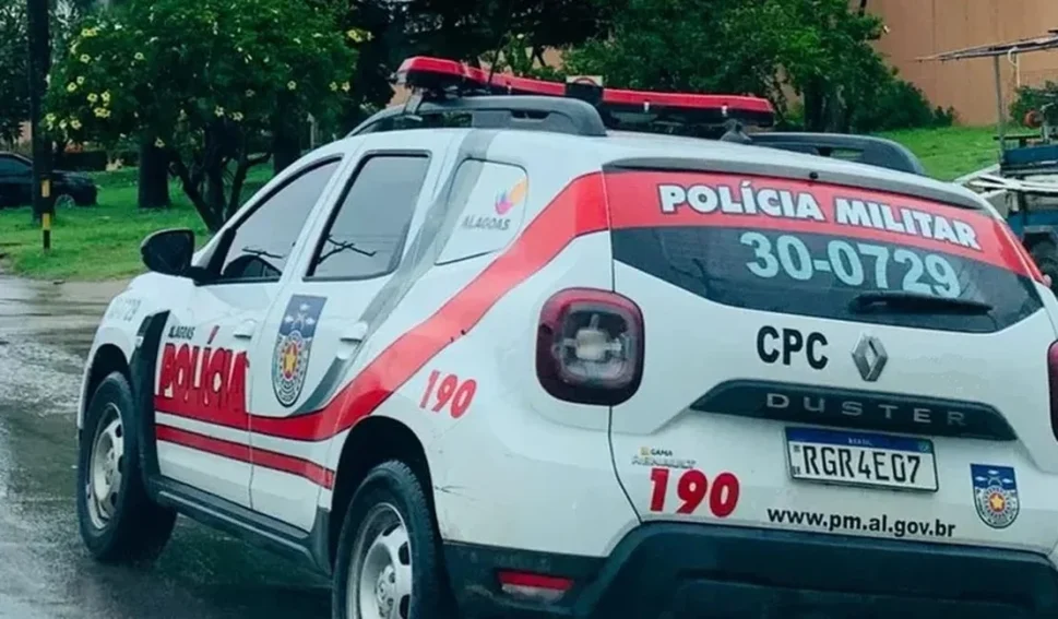 Após denúncia, PM apreende maconha, cocaína e crack e casal é levado a Central de Polícia em Arapiraca