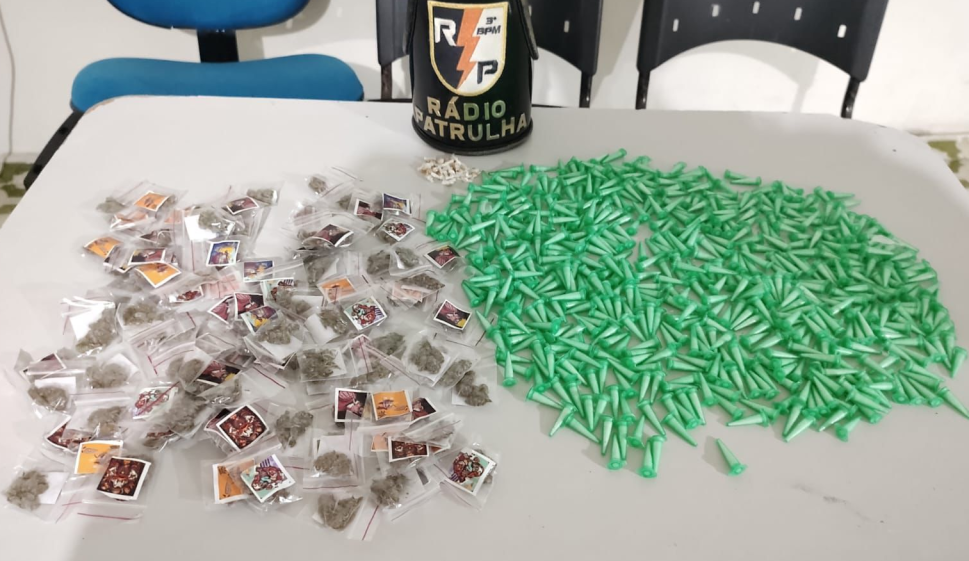 Após denúncia, PM apreende maconha, crack e cocaína em imóvel abandonado na cidade de Arapiraca