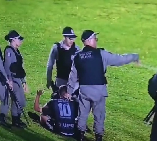[Vídeo] Membros de torcida organizada invadem gramado e são contidos por militares, em Arapiraca
