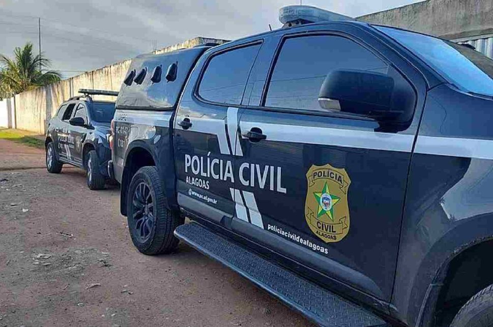 [Vídeo] Padrasto é preso em flagrante pela Polícia Civil por estupro de enteadas de 10 e 12 anos em Santana do Ipanema