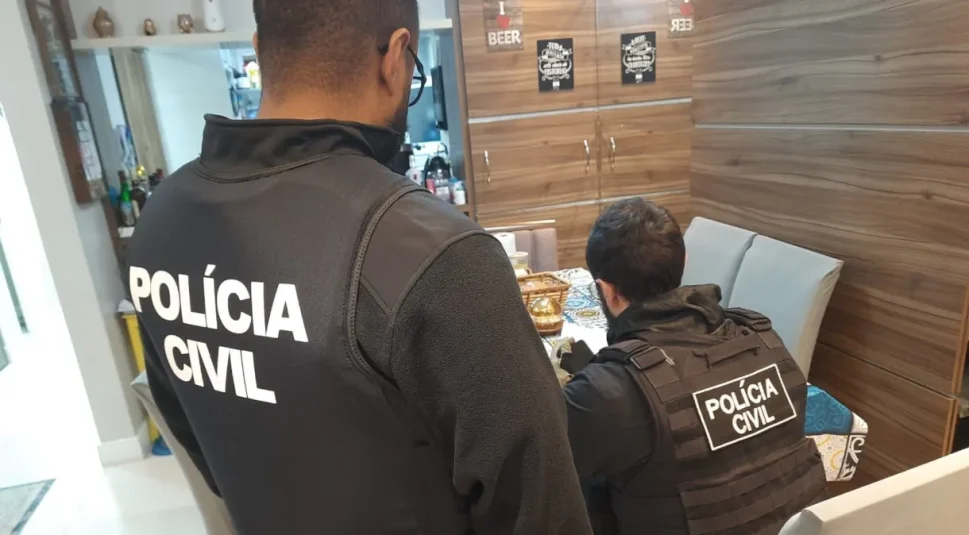 Polícia deflagra operação contra servidor que falsificou diploma de jornalista para obter vantagens financeiras
