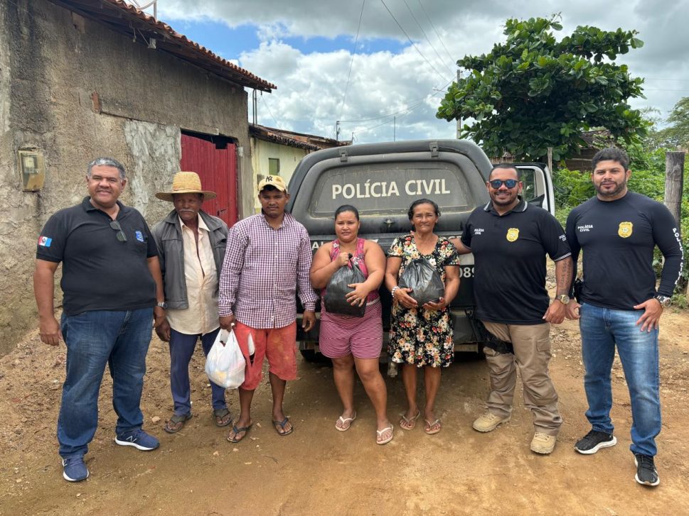 Policiais civis de Batalha distribuem 500 kg de alimentos para comunidade local