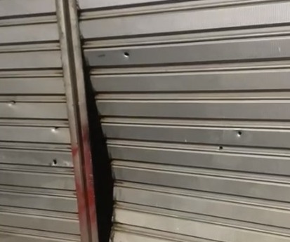 [Vídeo] Dupla armada efetua disparos de arma de fogo contra oficina, em Palmeira dos Índios