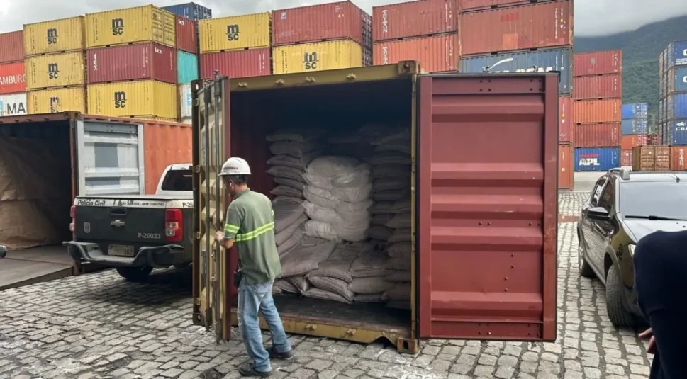 Polícia de SP apreende carregamento de 550 kg de cocaína escondido em container com açúcar