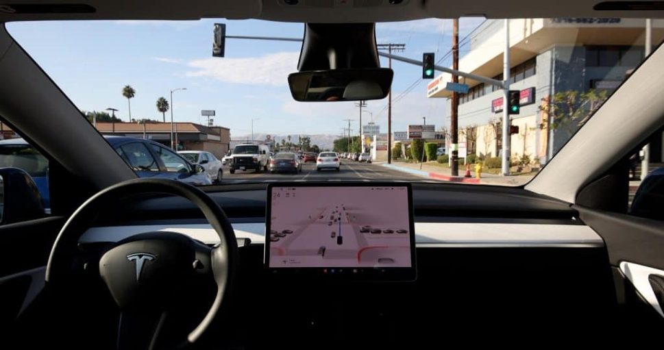 Elon Musk confirma que robotaxi da Tesla teve lançamento adiado para outubro